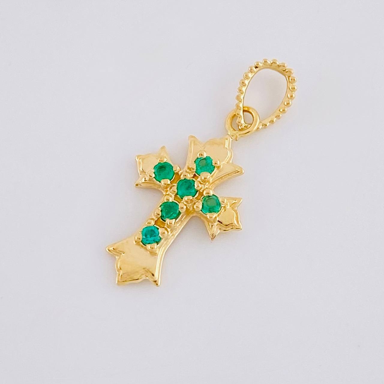 Dije Cruz Tres Puntas Esmeraldas 8pts 0.95g / 1 in Oro Amarillo 18K