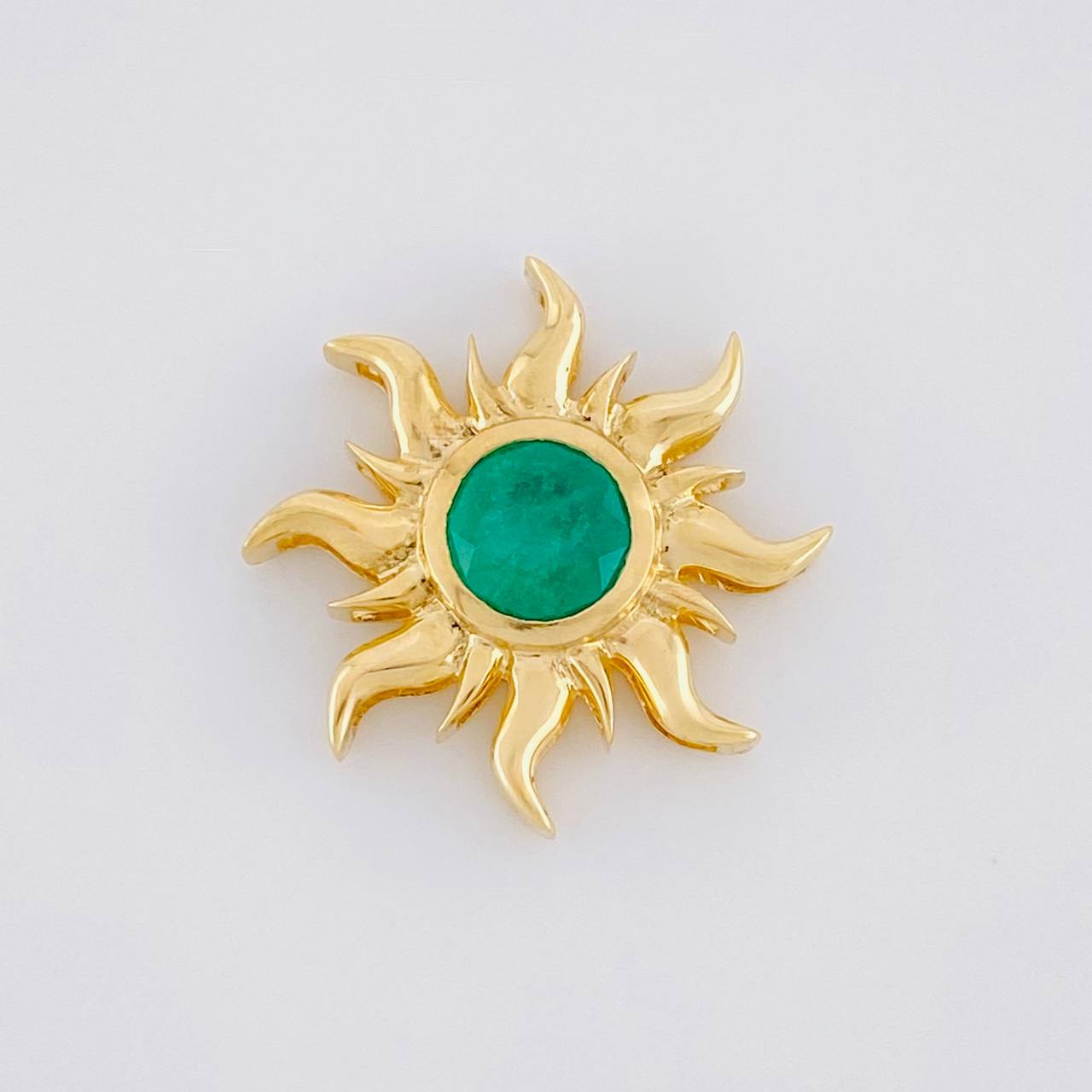 Dije Sol Esmeralda 82pts 4.05g / 3/4 in Oro Amarillo 18K