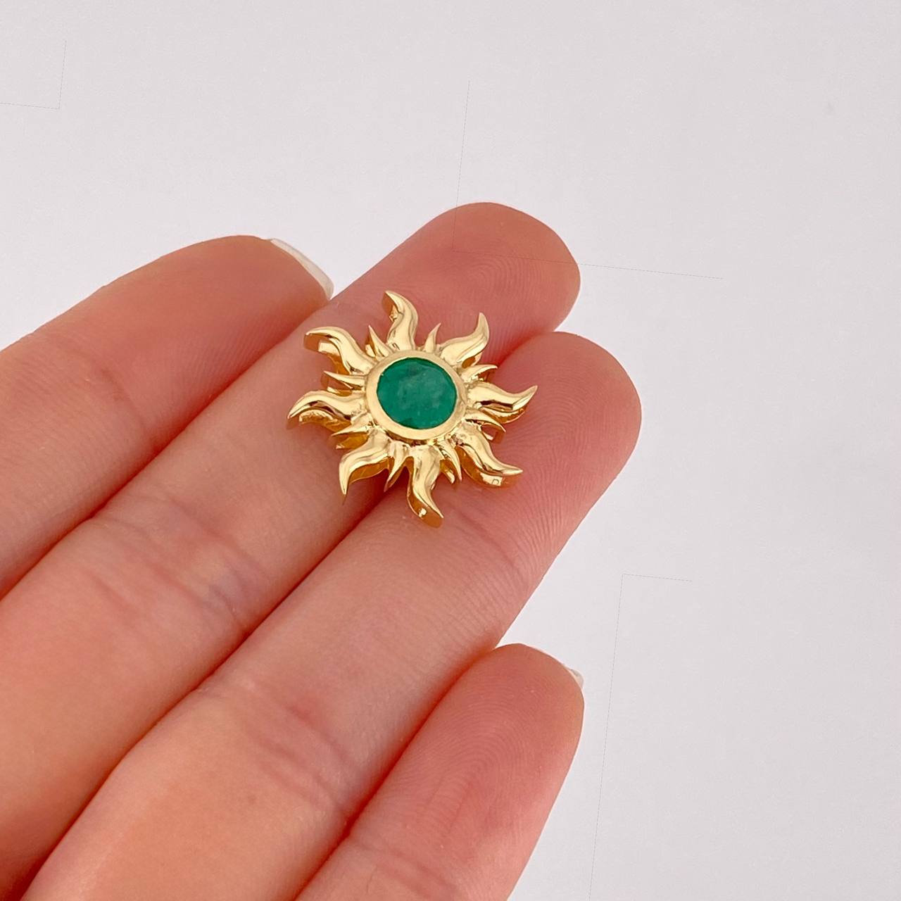 Dije Sol Esmeralda 82pts 4.05g / 3/4 in Oro Amarillo 18K