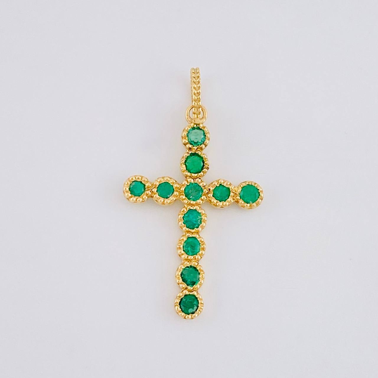 Dije Cruz Circular Esmeraldas 30pts 1g / 1 in Oro Amarillo 18K