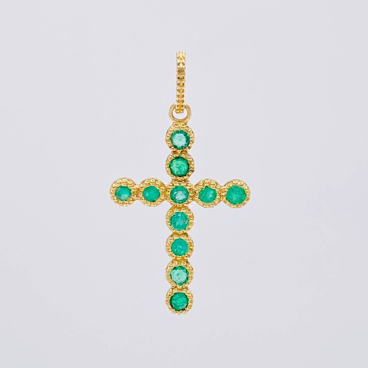 Dije Cruz Circular Esmeraldas 30pts 1g / 1 in Oro Amarillo 18K