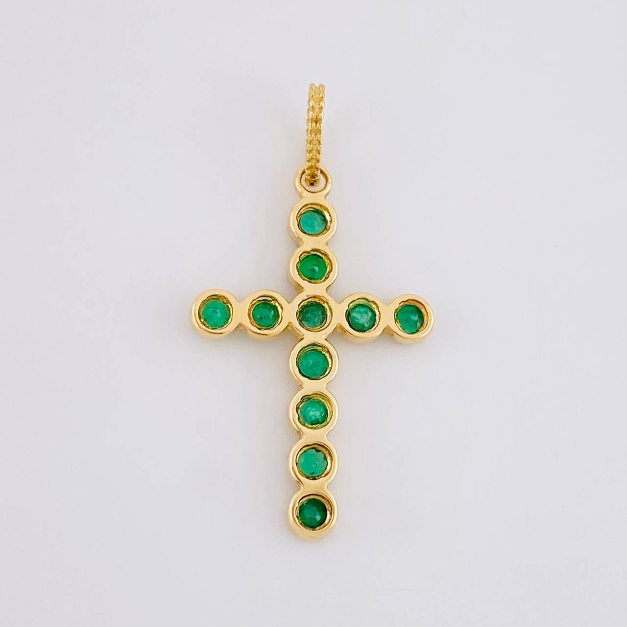 Dije Cruz Circular Esmeraldas 30pts 1g / 1 in Oro Amarillo 18K