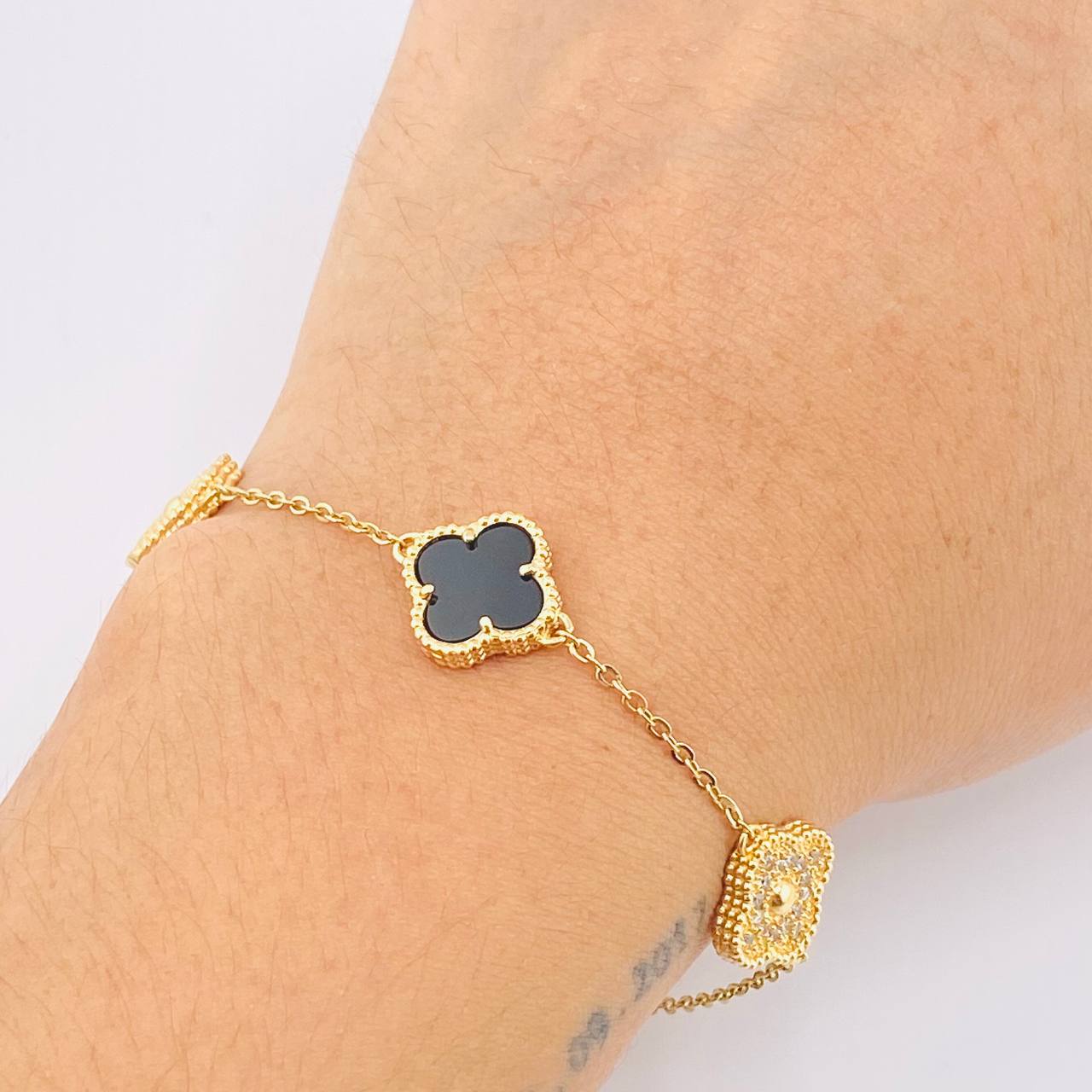 Pulso Trebol Negro Diamantado 7.45gr / 7 in / 10.7mm Oro Amarillo 18K ©