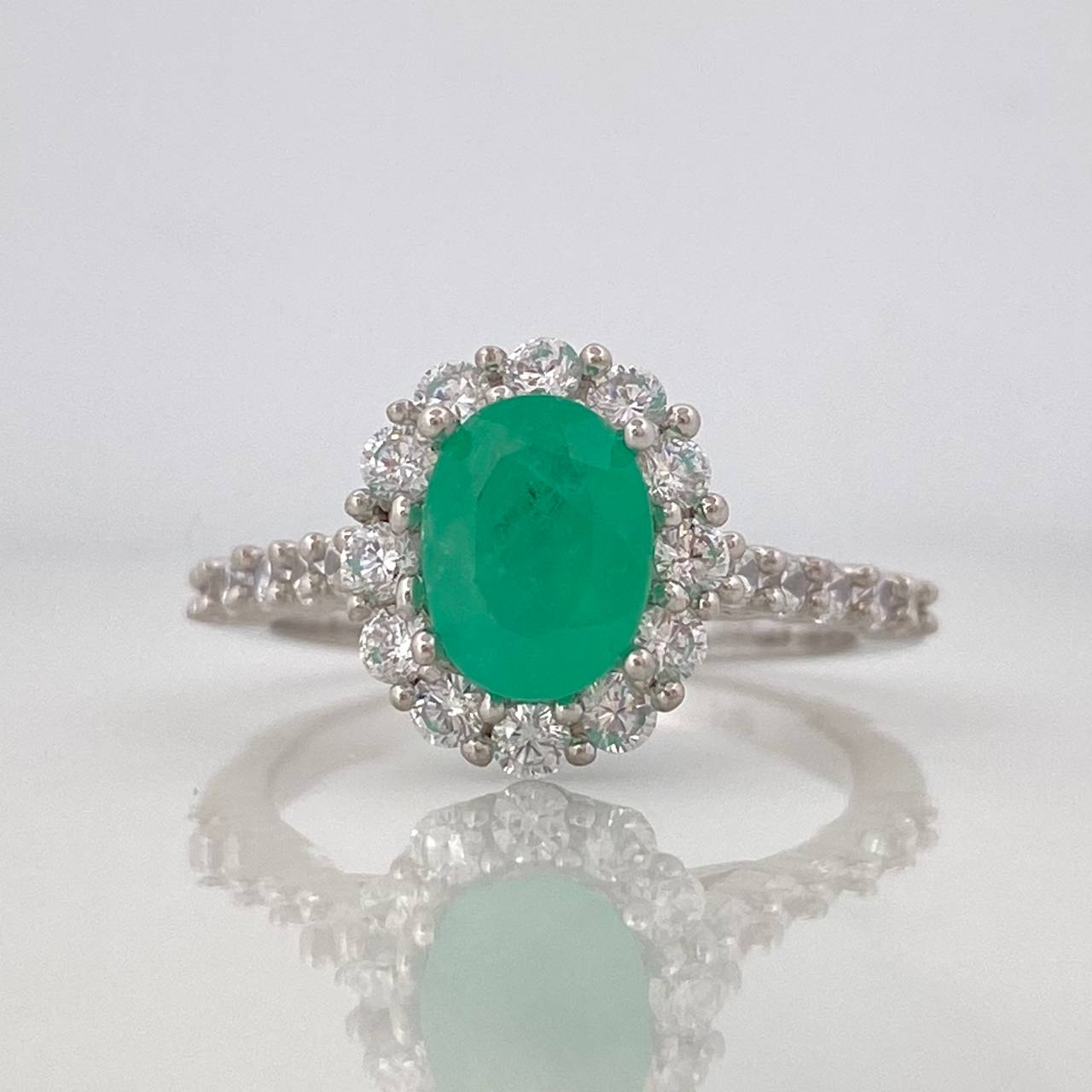 Anillo Halo Esmeralda 90pts 2.85g / T6 1/2 Plata 925