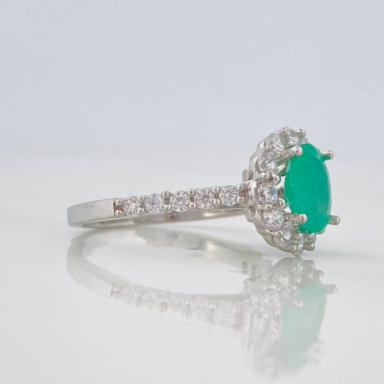 Anillo Halo Esmeralda 90pts 2.85g / T6 1/2 Plata 925