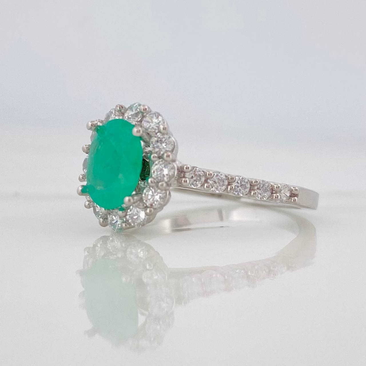 Anillo Halo Esmeralda 90pts 2.85g / T6 1/2 Plata 925