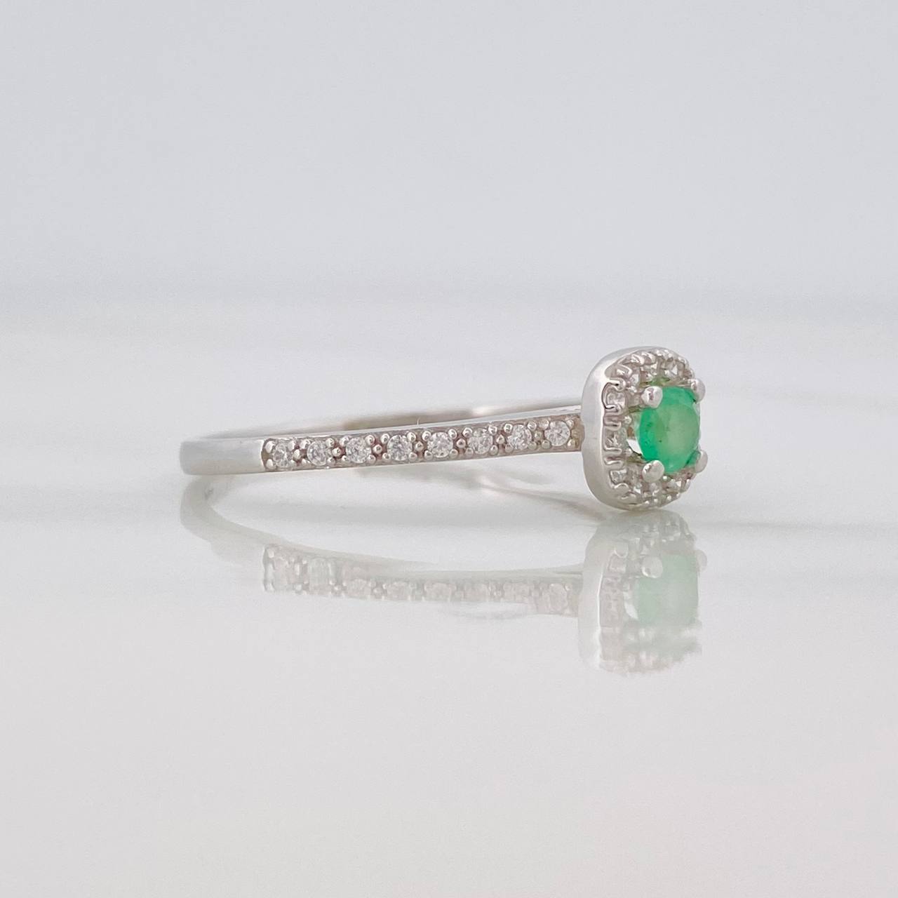 Anillo Halo Cuadrado Esmeralda 0.15pts 1.3g / T7 3/4 Plata 925