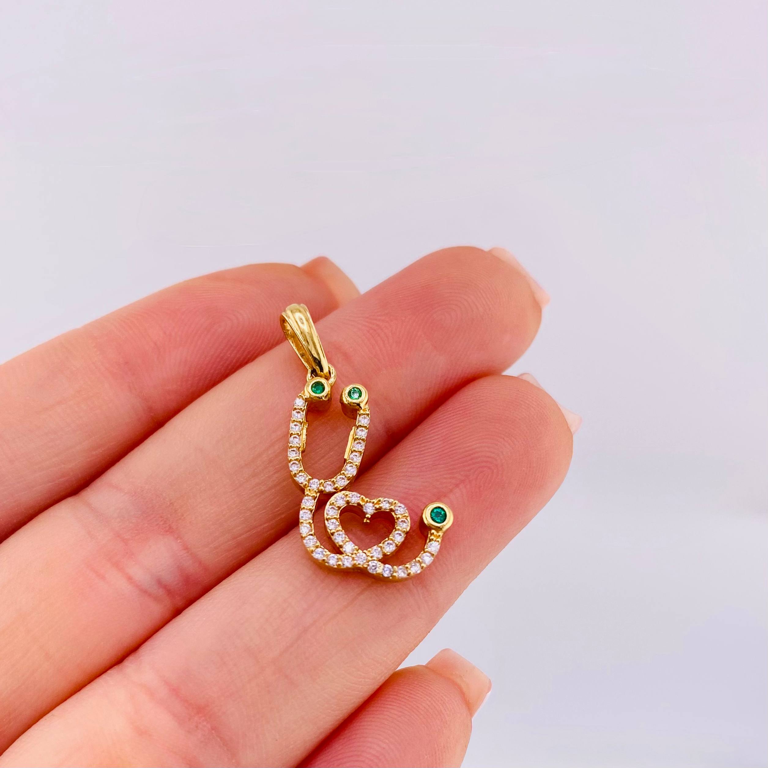 Dije Estetoscopio 2.3gr / 2.8cm / Circones Blancos Verdes Oro Amarillo 18K *