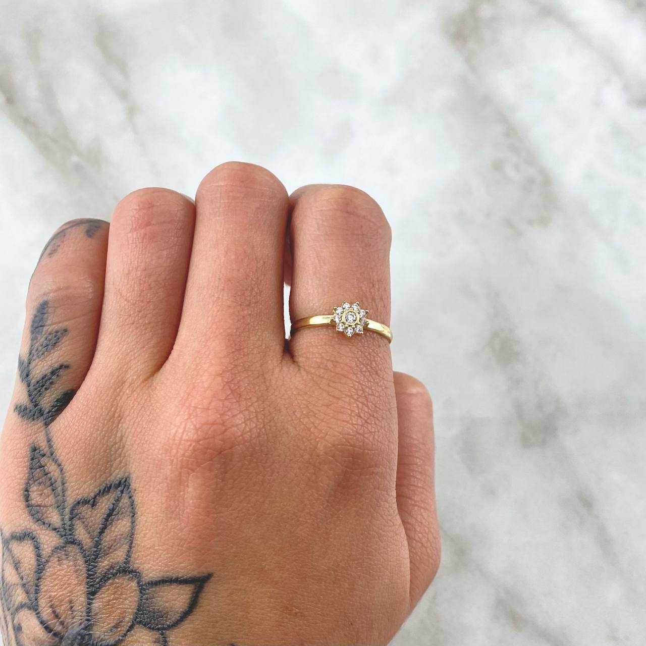 Anillo Solitario Flor Nueve Petalos  1.5gr / T7 1/4 / Circones Blancos Oro Amarillo 18K