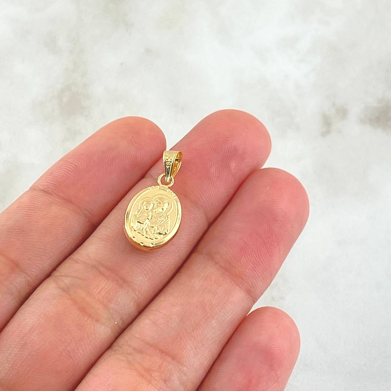 Dije San José 0.65gr / 2cm / Ovalo Cargador Liso Oro Amarillo 18K