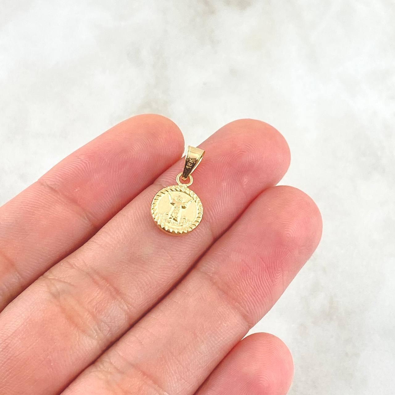 Pendant Divine Child 0.45gr / 1.5cm / Yellow Gold 18K Bordered Circle