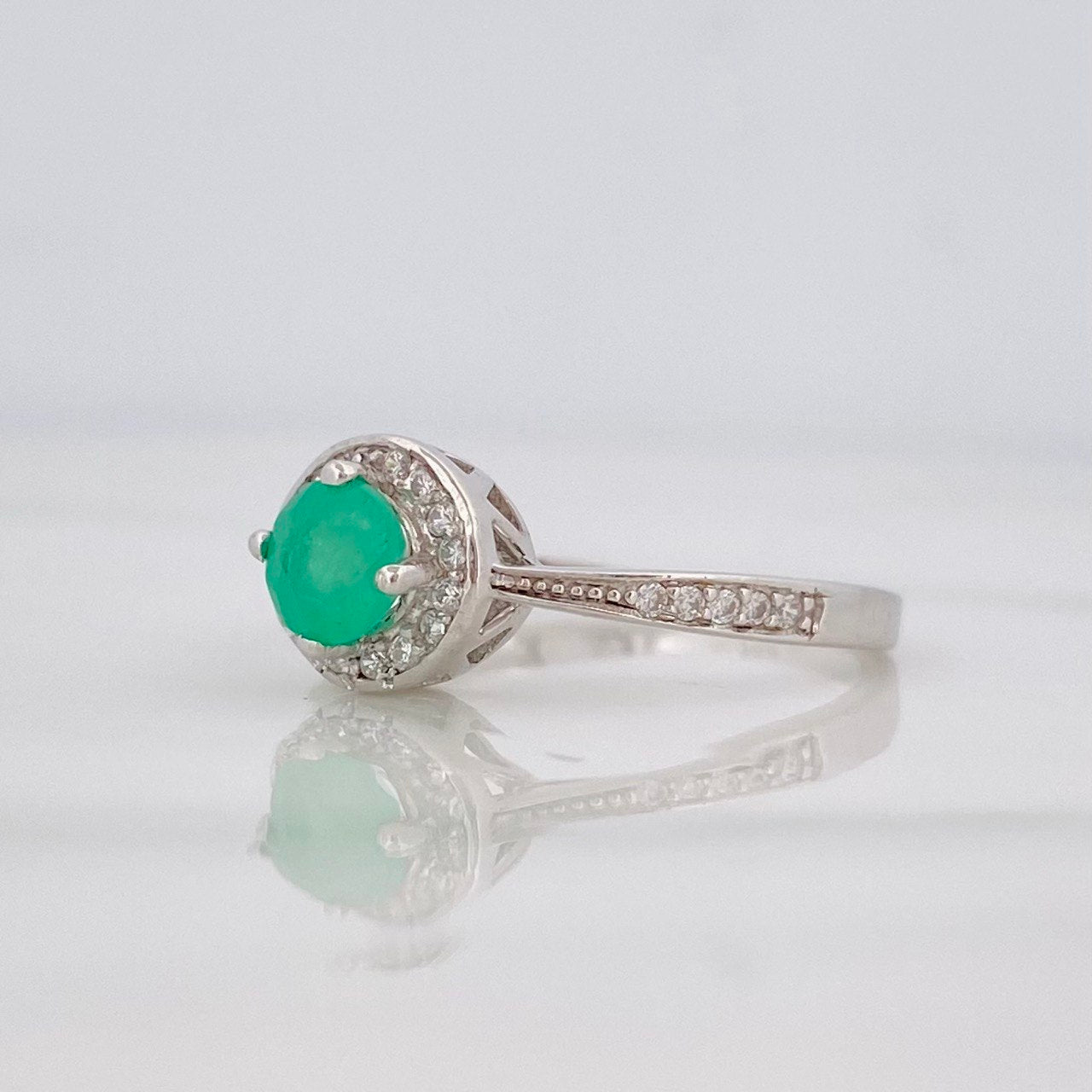 Anillo Halo Circular Esmeralda 40pts 1.65g / T5 3/4 Plata 925