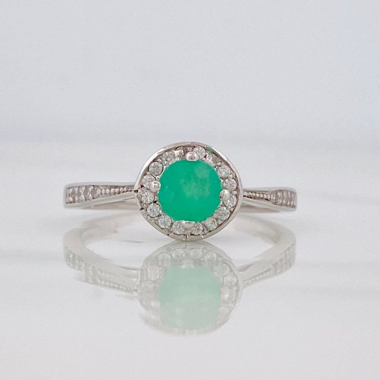 Anillo Halo Circular Esmeralda 40pts 1.65g / T5 3/4 Plata 925