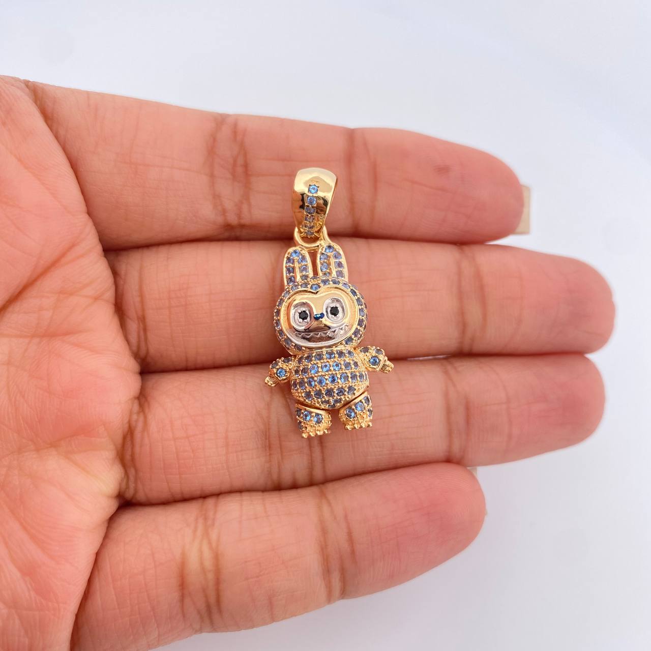 Dije Conejo Sonriente 5.9gr / 1 1/4 in / Dos Oros Amarillo Blanco 18K $