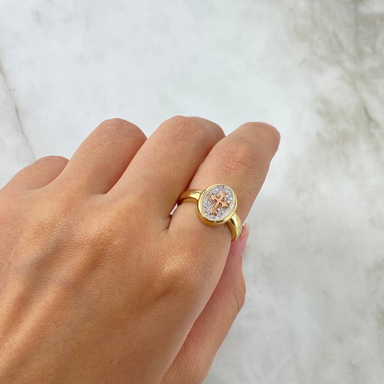 Cross Seal Ring 3.65gr / Size 6 3/4 / White Zircons Three Golds