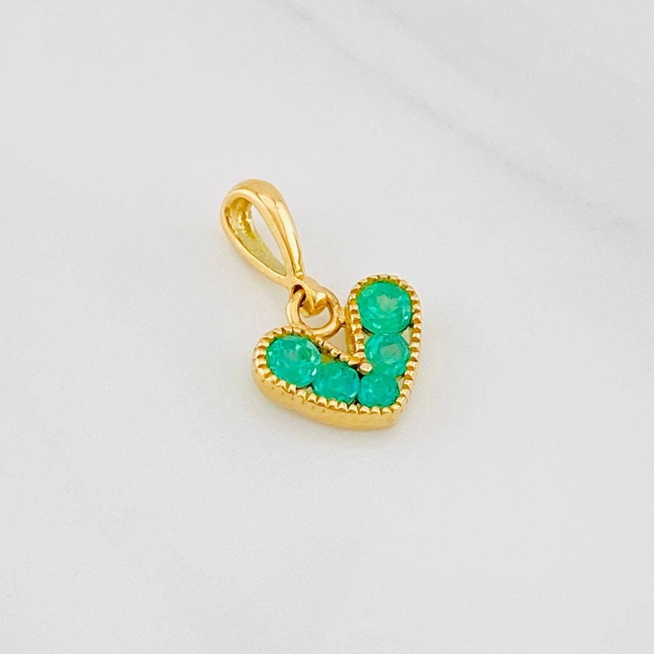 Dije Corazon Esmeraldas 0.28pts 0.65g / 1/2 in Oro Amarillo 18K