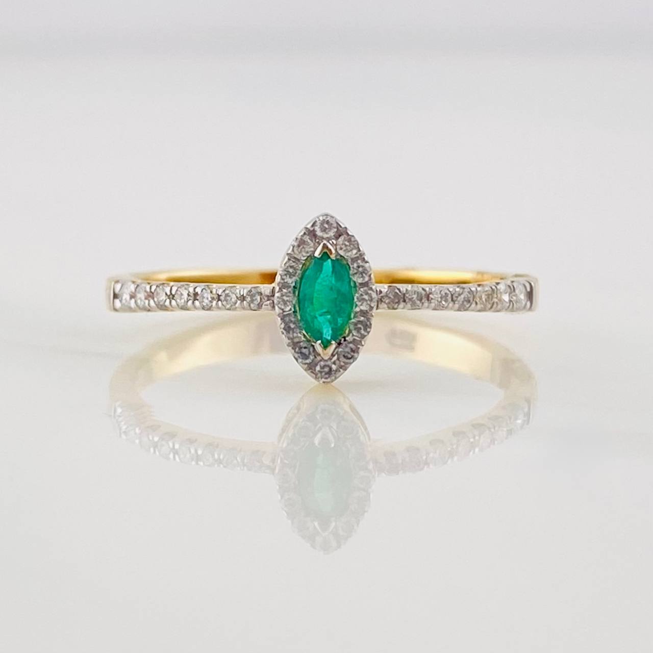 Anillo Halo Solitario Esmeralda 0.11pts Diamantes 0.13pts 2g / T7 1/2 Dos Oros Amarillo Blanco 18K