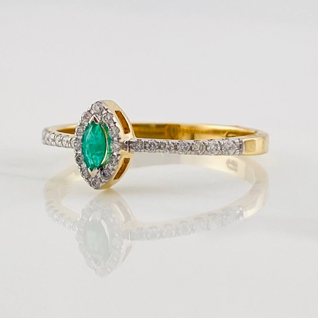 Anillo Halo Solitario Esmeralda 0.11pts Diamantes 0.13pts 2g / T7 1/2 Dos Oros Amarillo Blanco 18K
