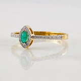Anillo Halo Solitario Esmeralda 0.11pts Diamantes 0.13pts 2g / T7 1/2 Dos Oros Amarillo Blanco 18K