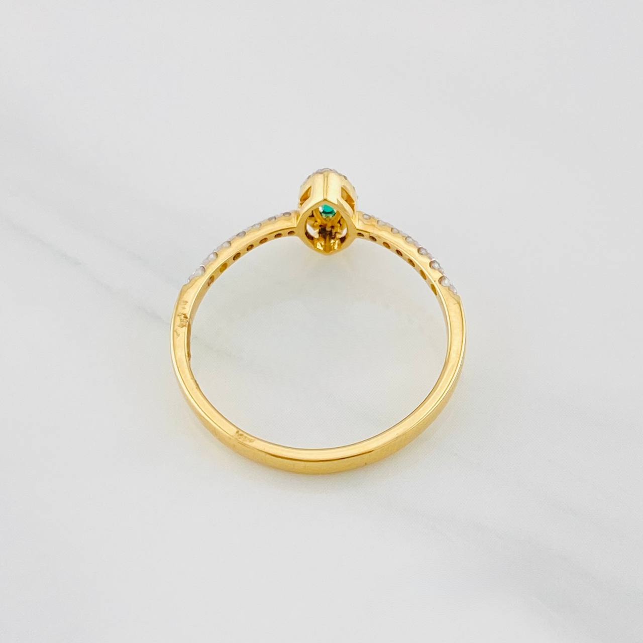 Anillo Halo Solitario Esmeralda 0.11pts Diamantes 0.13pts 2g / T7 1/2 Dos Oros Amarillo Blanco 18K