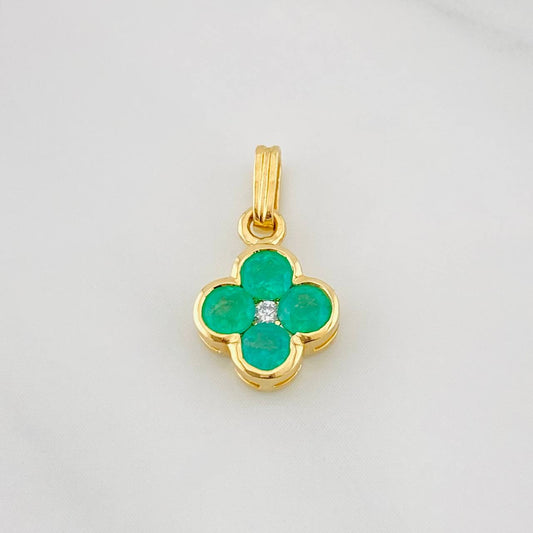 Dije Flor Esmeraldas 0.45pts Diamante 0.02pts 0.9g / 1/2 in Oro Amarillo 18K