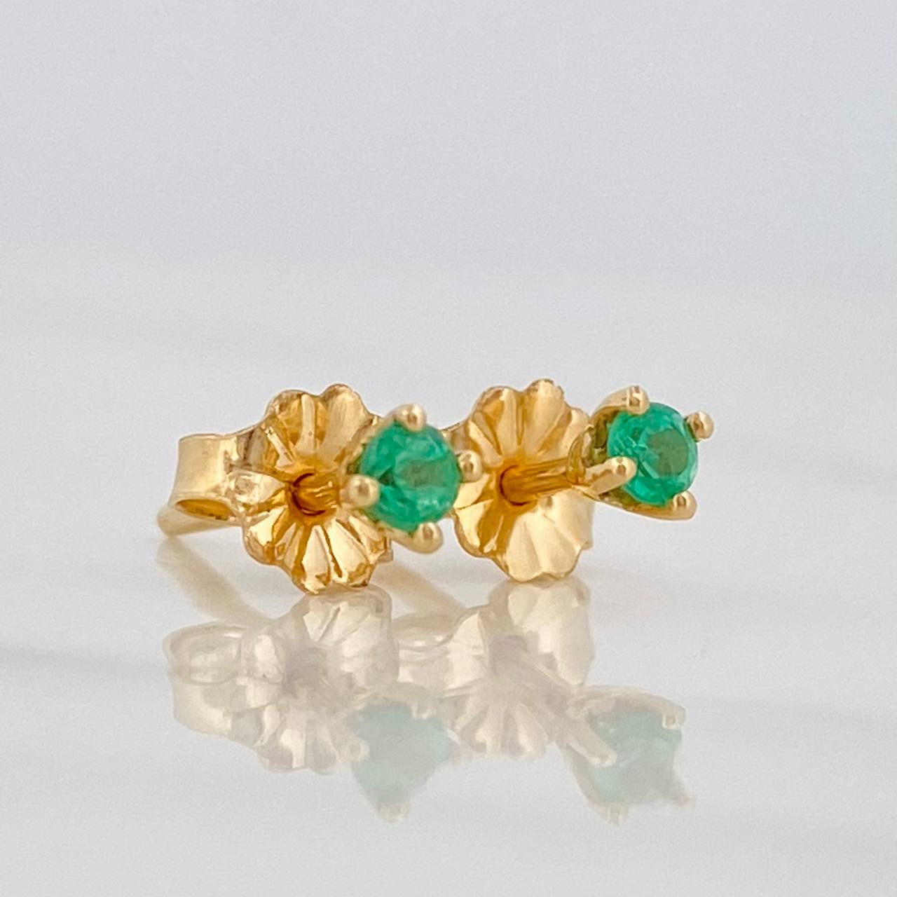 Topos Cuatro Garras Esmeraldas 0.12pts 0.7g / in / 2.64mm Oro Amarillo 18K
