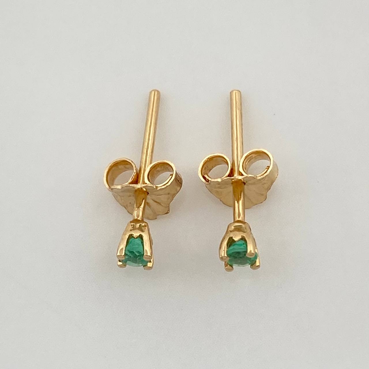 Topos Cuatro Garras Esmeraldas 0.12pts 0.7g / in / 2.64mm Oro Amarillo 18K