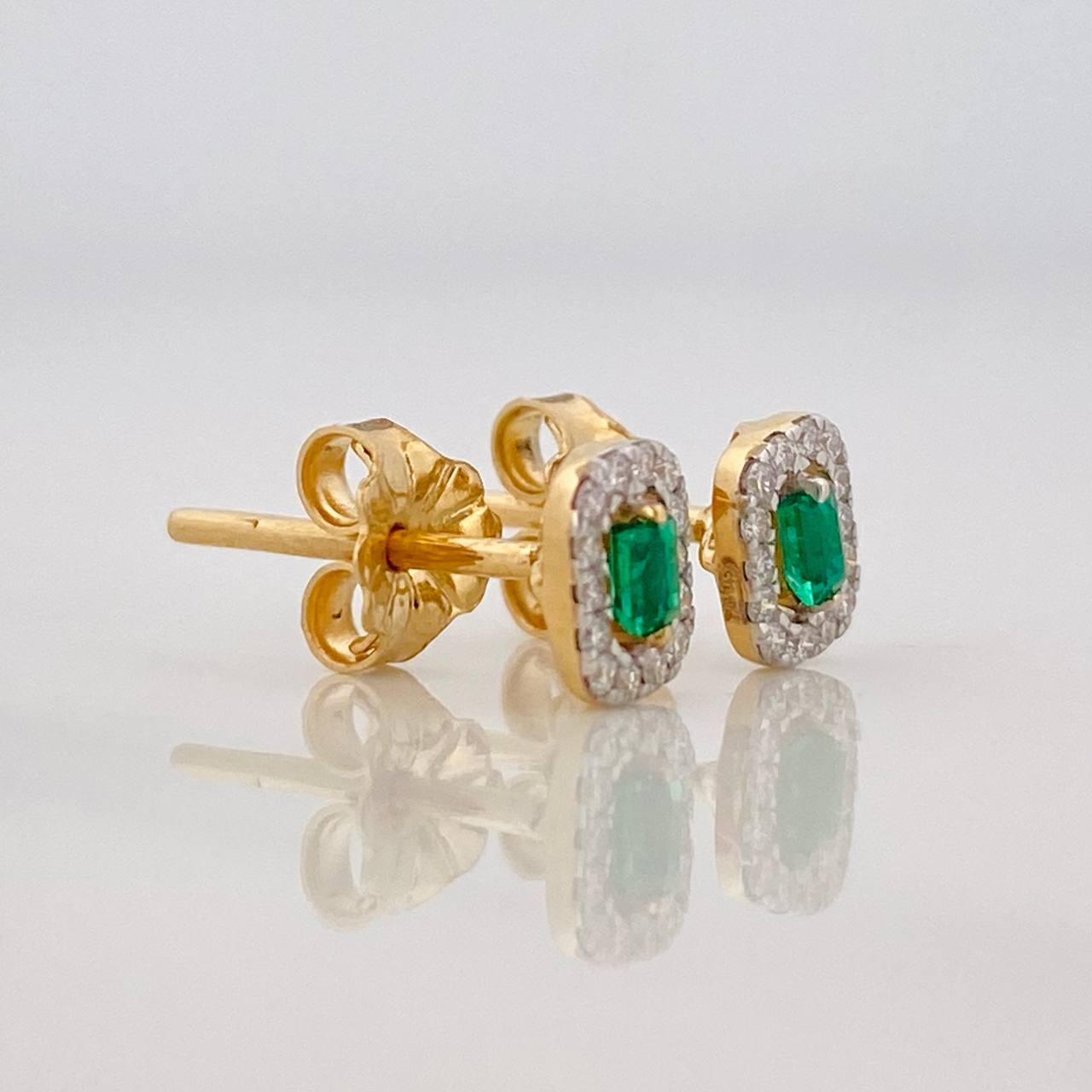Stud Earrings Square Halo Emeralds 0.08pts Diamonds 0.14pts 1.05g / in / 4.17mm Yellow Gold 18K
