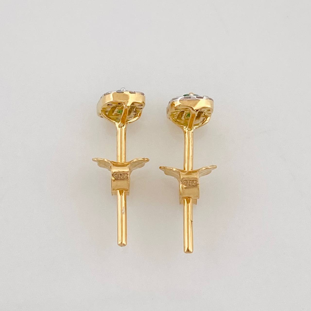 Stud Earrings Square Halo Emeralds 0.08pts Diamonds 0.14pts 1.05g / in / 4.17mm Yellow Gold 18K
