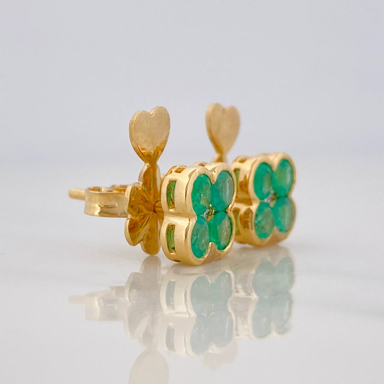 Stud Earrings Flower Emeralds 90pts Diamonds 0.04pts 2.85g / in / 7.46mm Yellow Gold 18K