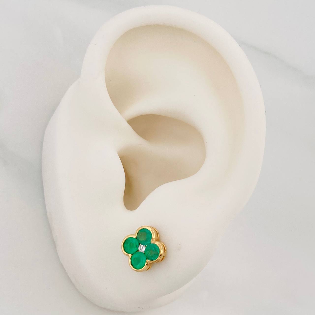 Stud Earrings Flower Emeralds 90pts Diamonds 0.04pts 2.85g / in / 7.46mm Yellow Gold 18K