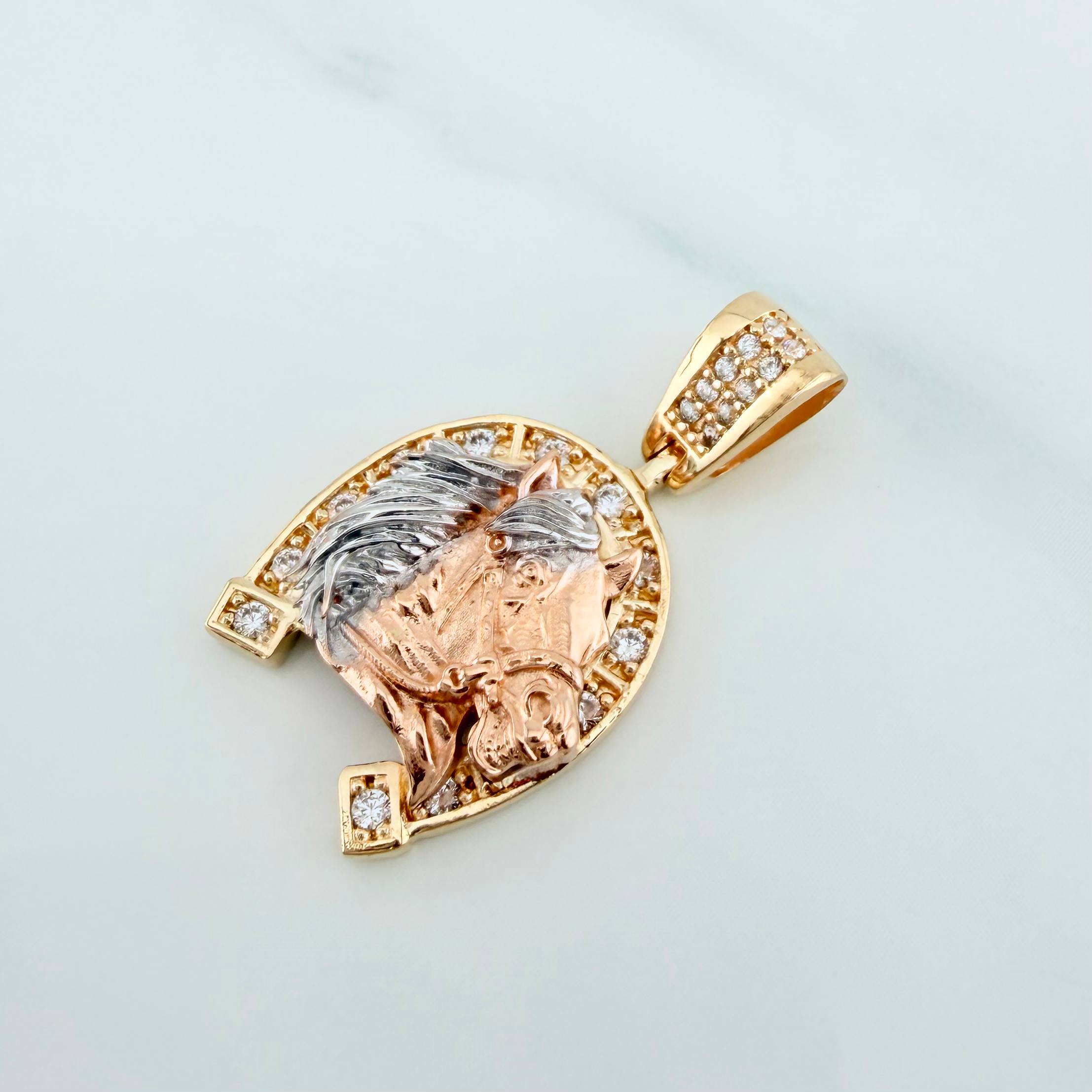 Pendant Horseshoe Horse 4.7 g / 1 in Three Golds 18K