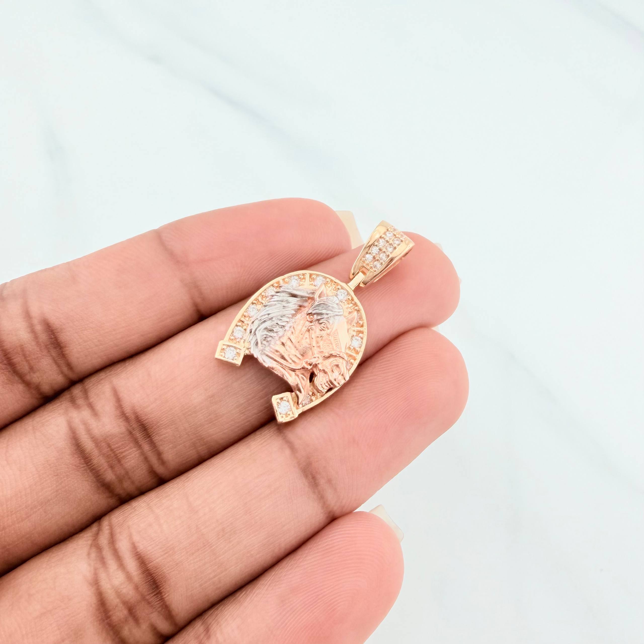 Pendant Horseshoe Horse 4.7 g / 1 in Three Golds 18K