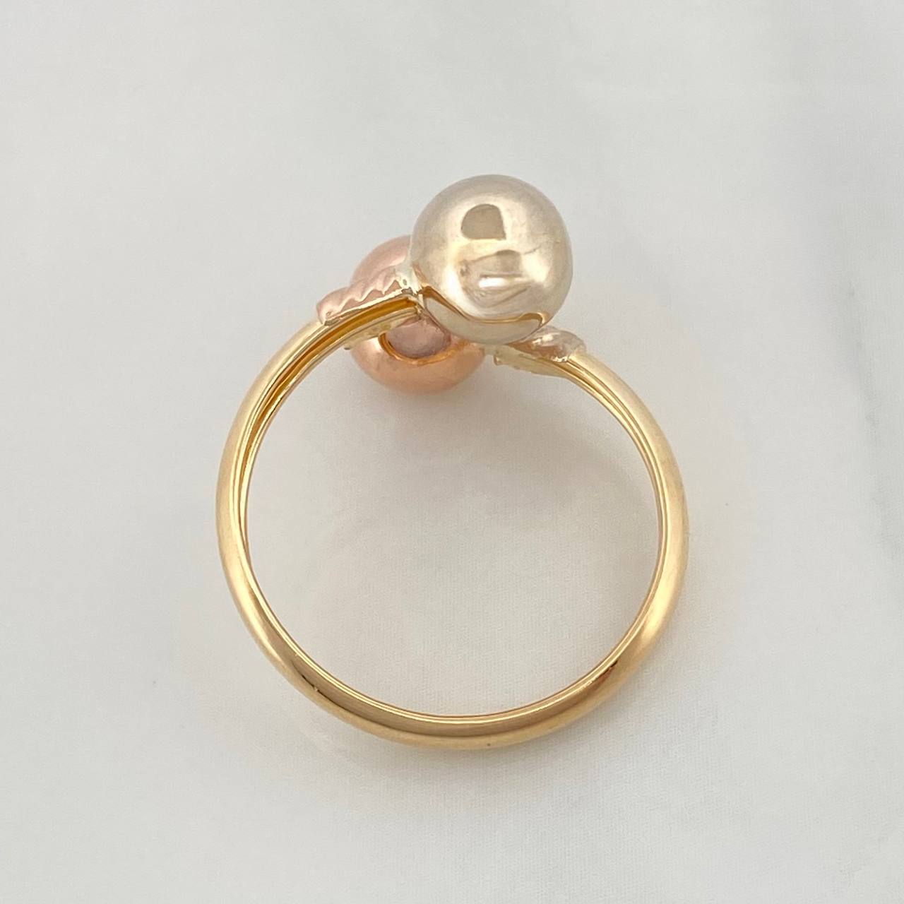 You and Me Ring 1.55g / Size 7 1/2 Three Golds 18K