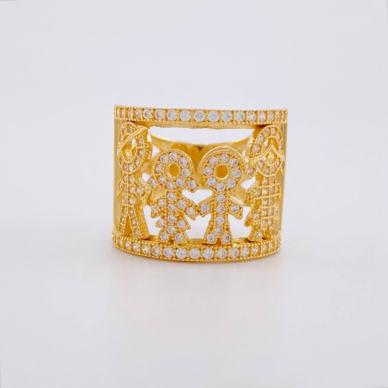 Family Ring 6.6g / Size 5 3/4 Yellow Gold 18K