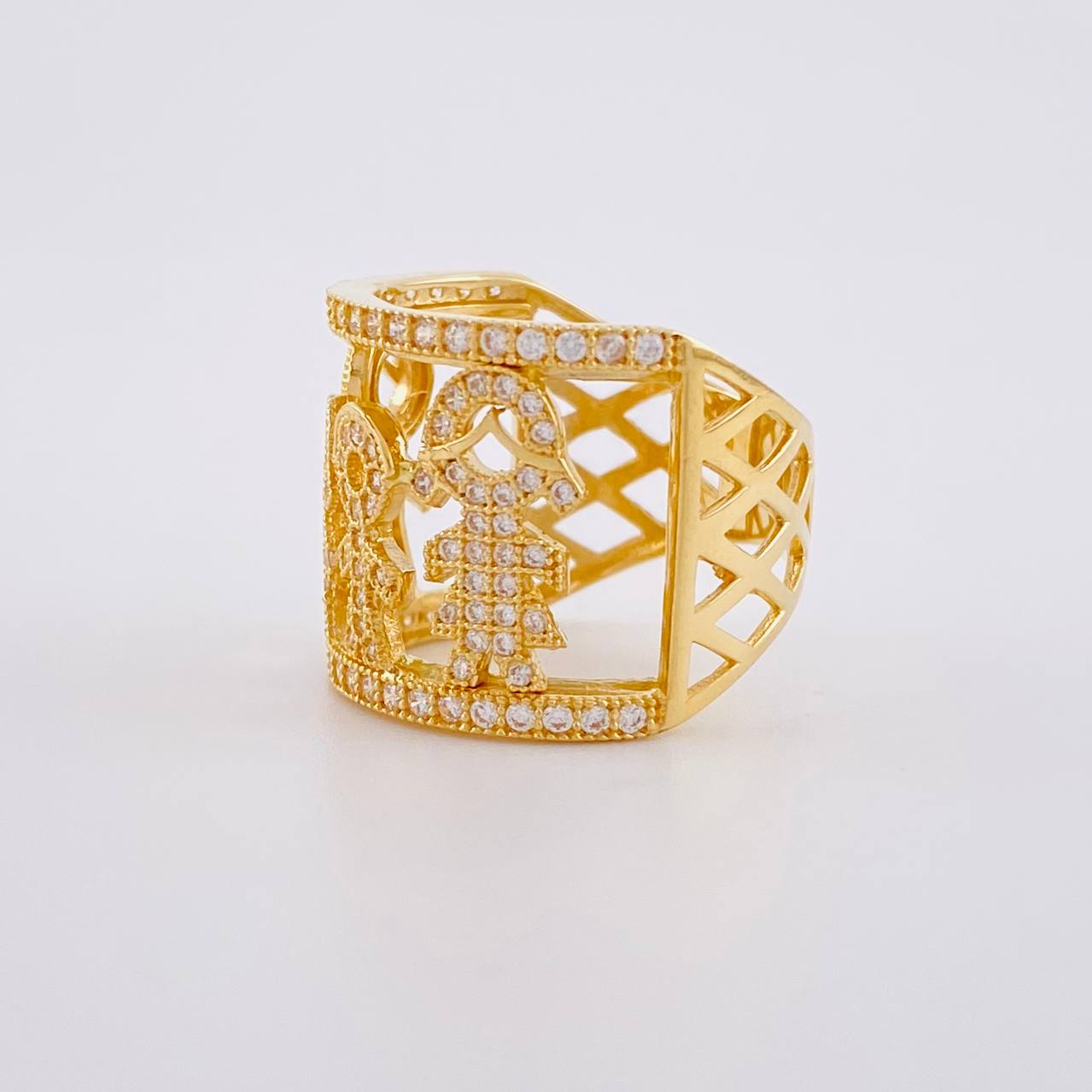 Family Ring 6.6g / Size 5 3/4 Yellow Gold 18K