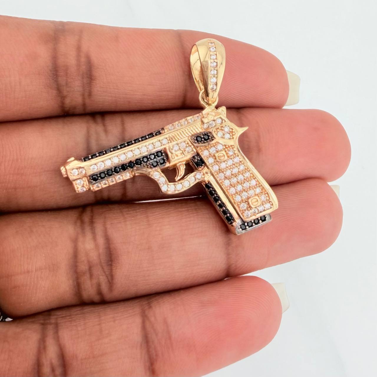 Dije Pistola 10.95gr / 1 1/2 in / Dos Oros Negro Amarillo 18K $