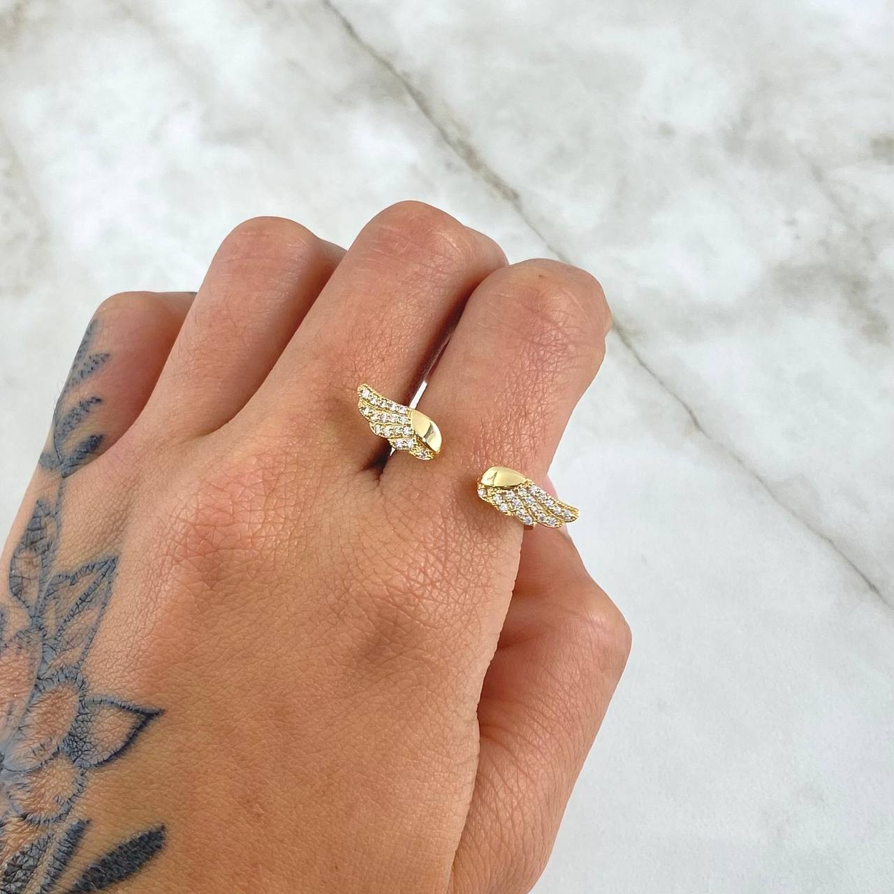 Hug Ring 3.05gr / Size 7 1/2 / Curved Wings White Zircons 18K Yellow Gold *