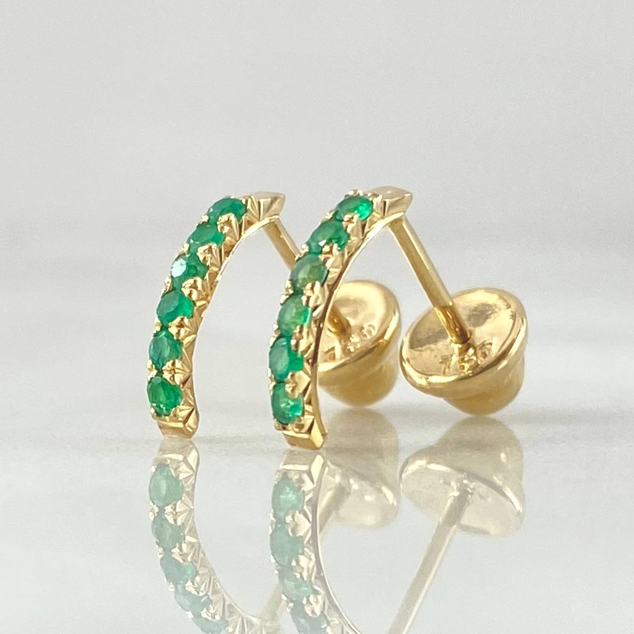 Curved Wave Stud Earrings Emeralds 25pts 0.85gr / 1cm / 18K Yellow Gold
