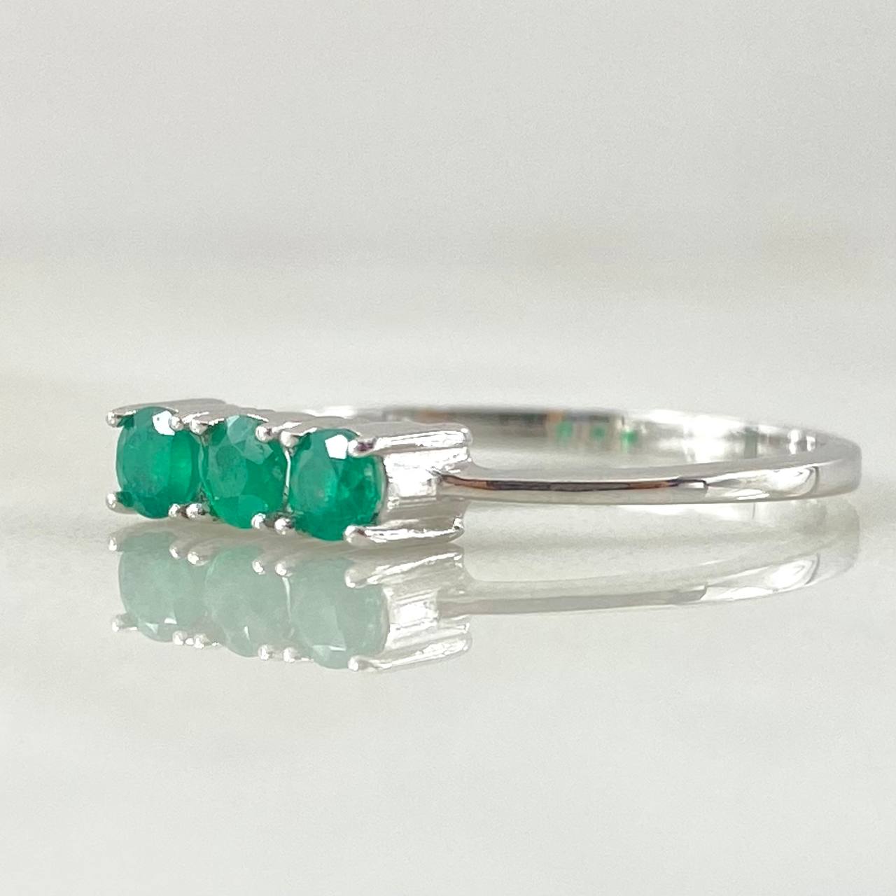 Trinity Emerald Ring 36pts 1.85gr / Size 7 1/2 / 18K White Gold