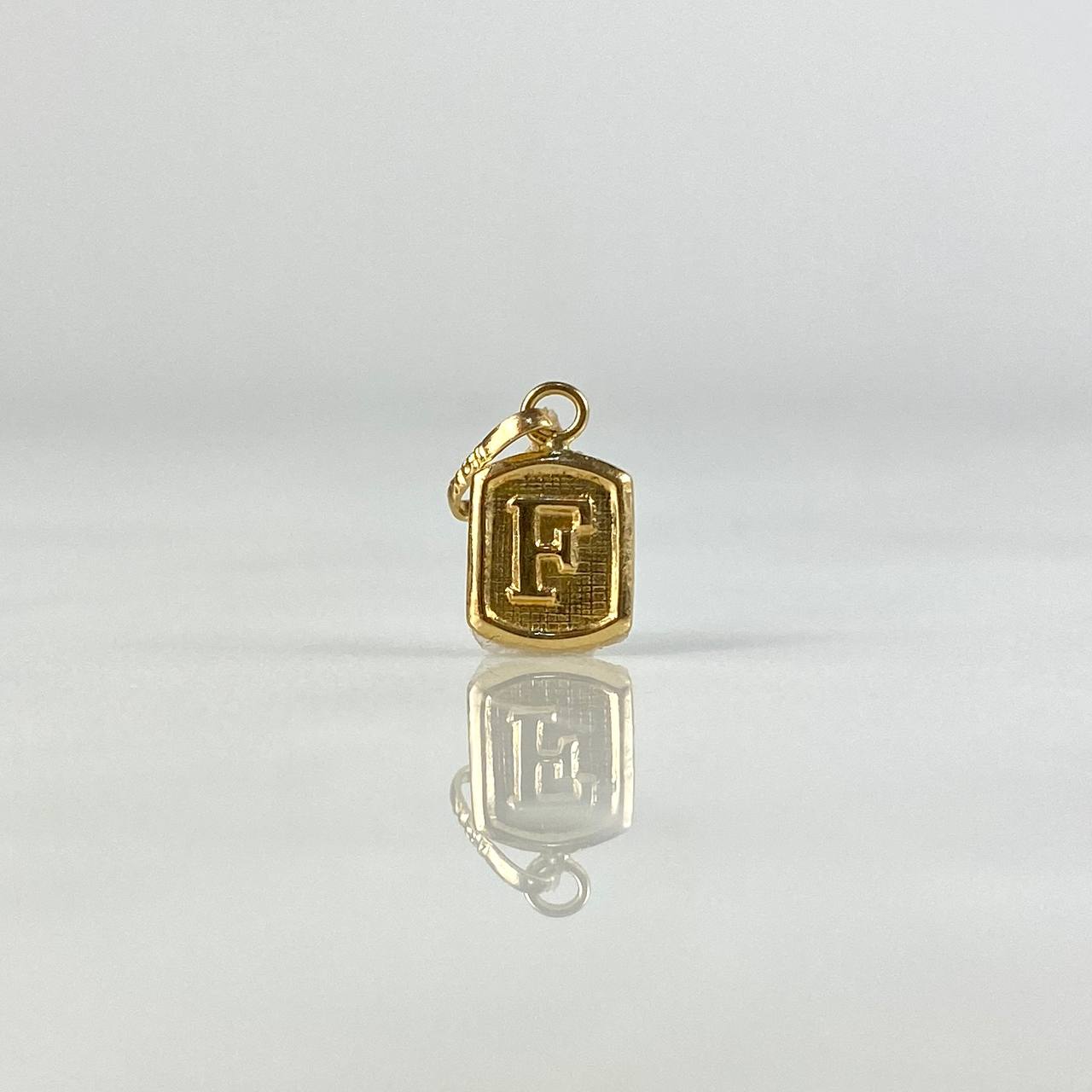 Dije Letra F 0.35gr / 1/2 in / Oro Amarillo 18K ©