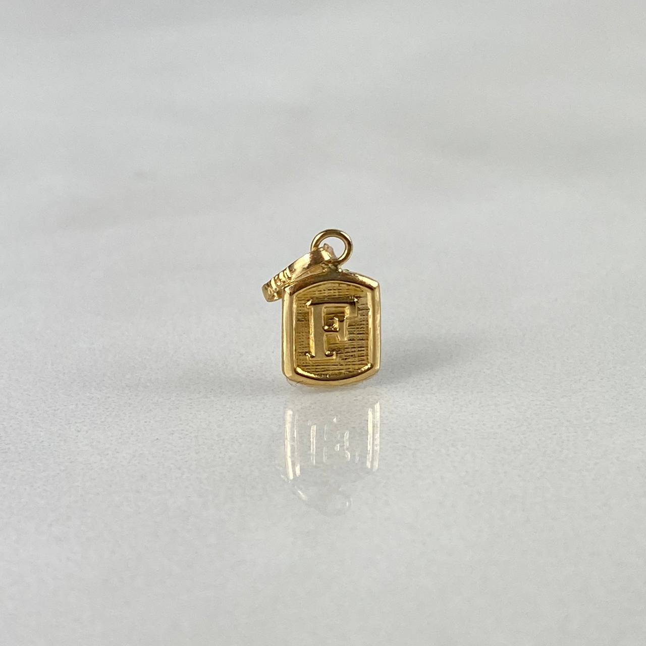 Dije Letra F 0.3g / 1/2 in Oro Amarillo 18K