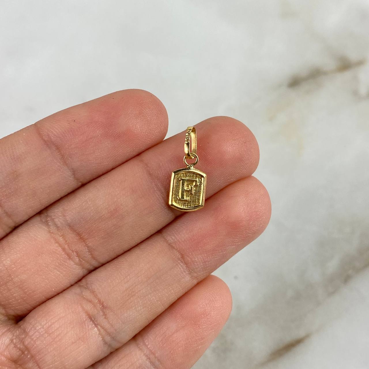 Dije Letra F 0.35gr / 1/2 in / Oro Amarillo 18K ©