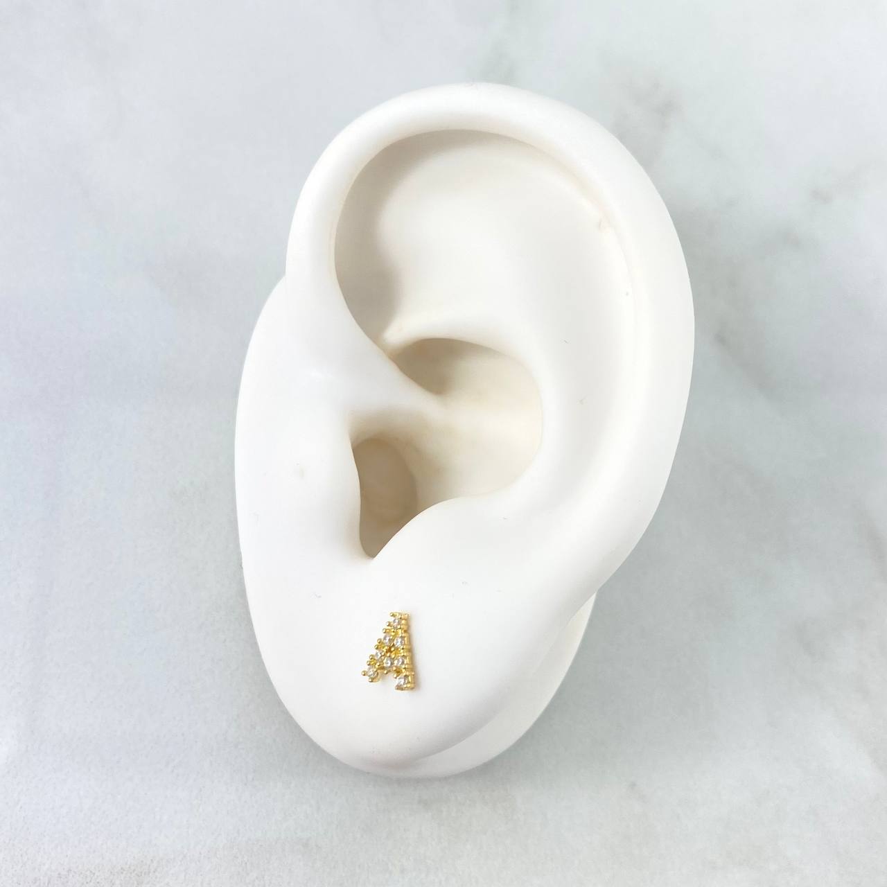 Topos Letra A 0.65gr / 6mm Circones Blancos Oro Amarillo 18K