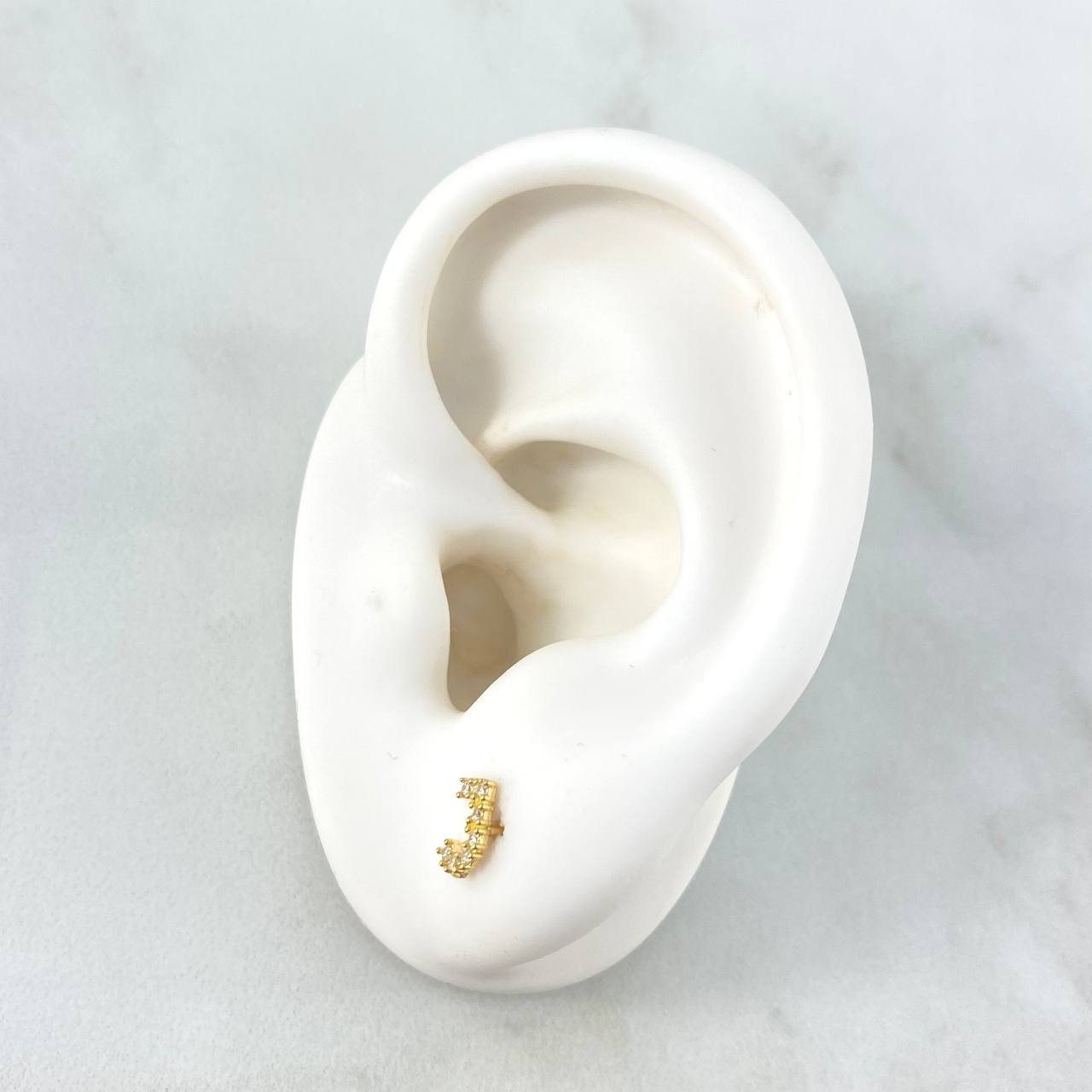 Topos Letra J 0.65gr / 6mm Circones blancos Oro Amarillo 18K