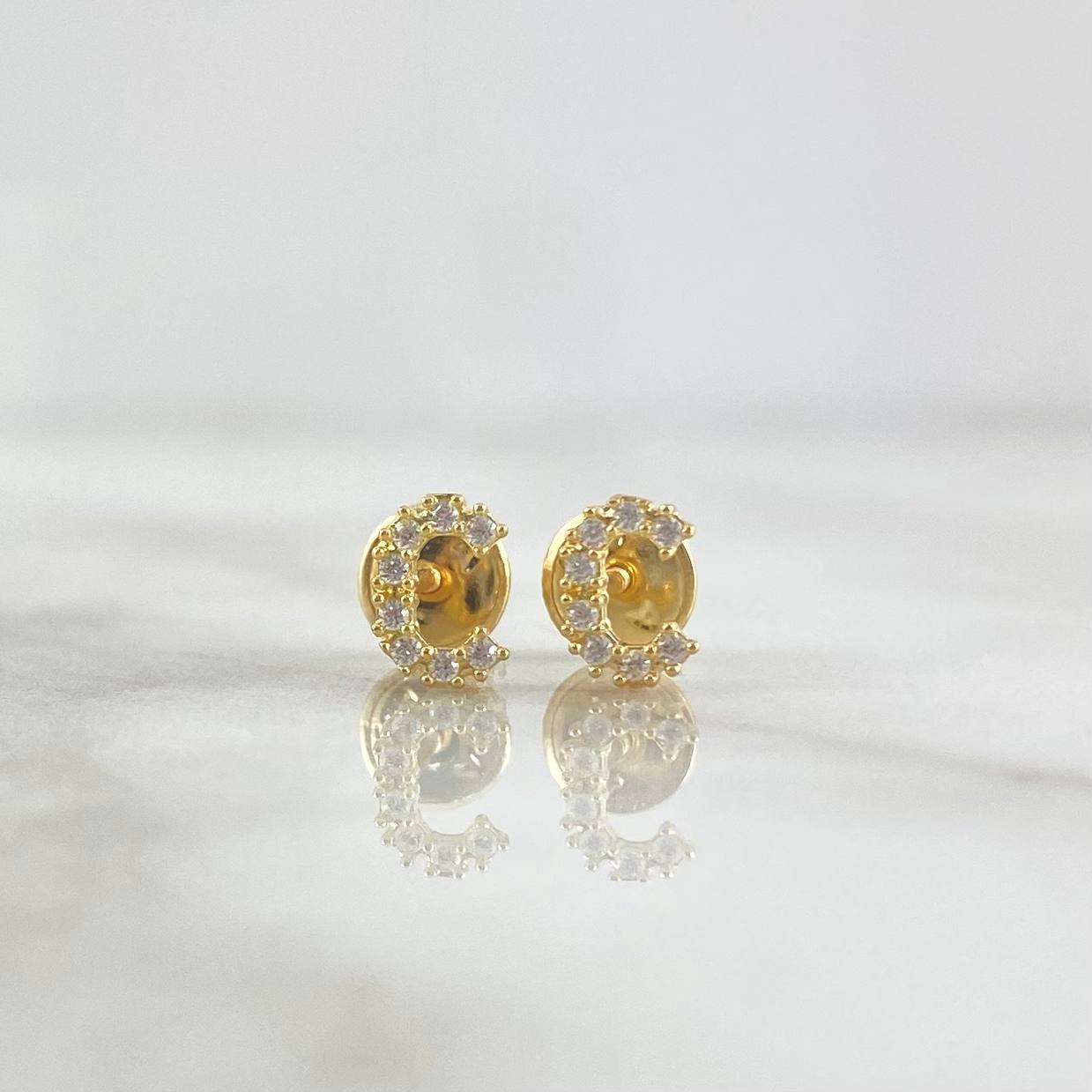 Topos Letra C 0.65gr / 6mm Circones Blancos Oro Amarillo 18K ©