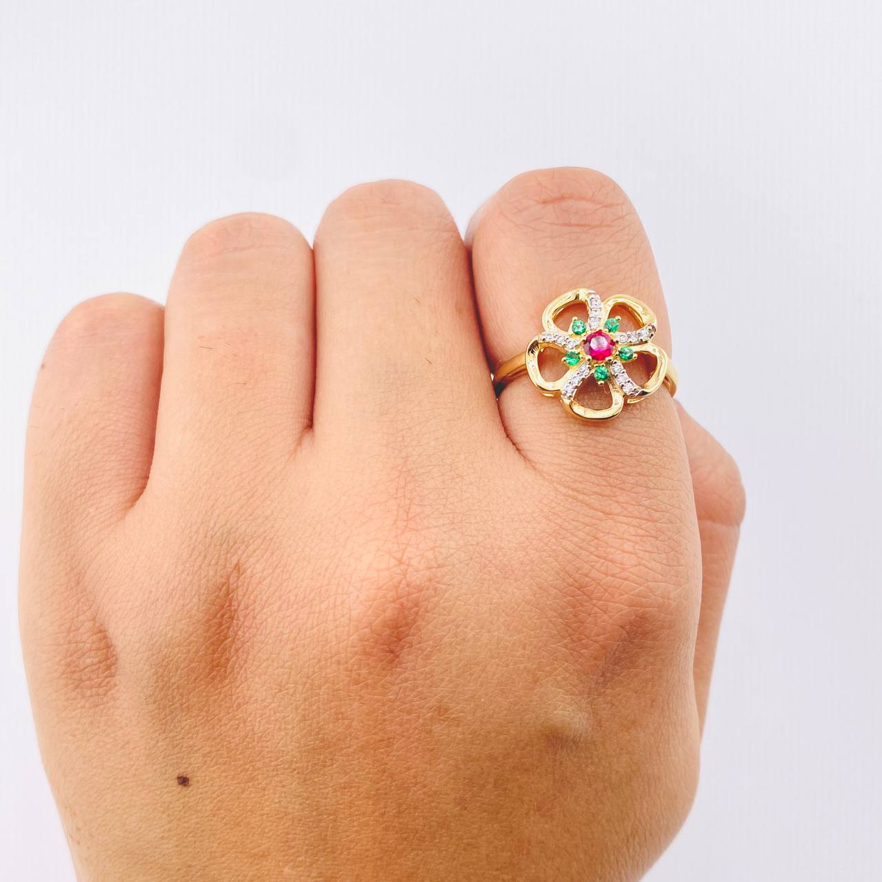 Anillo Flor 3.2gr / T7 1/4 / Oro Amarillo 18K ©