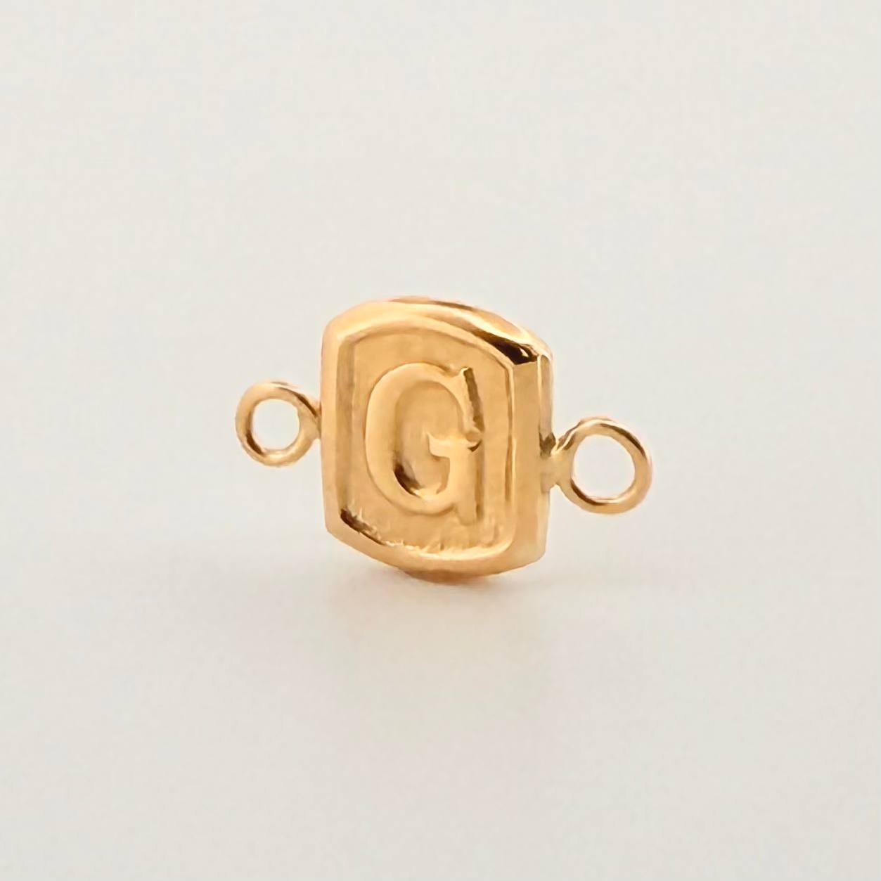 Herraje Letra G 0.3gr / 1/2 in / Oro Amarillo 18K