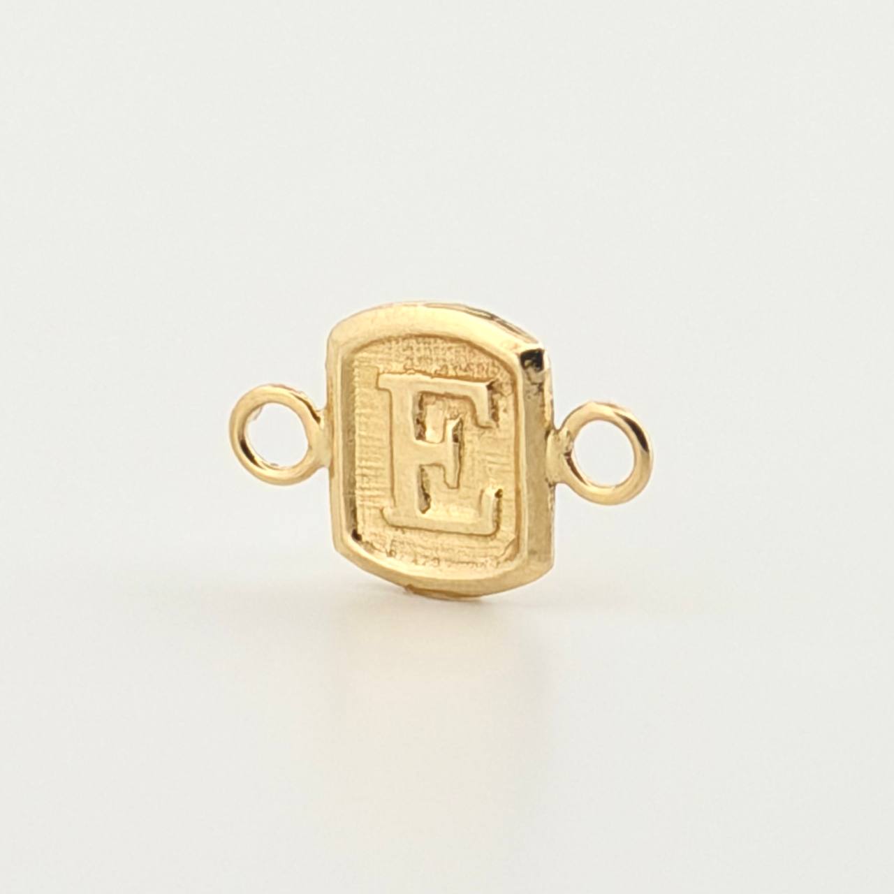 Herraje Letra E 0.3gr / 1/2 in / Oro Amarillo 18K ©