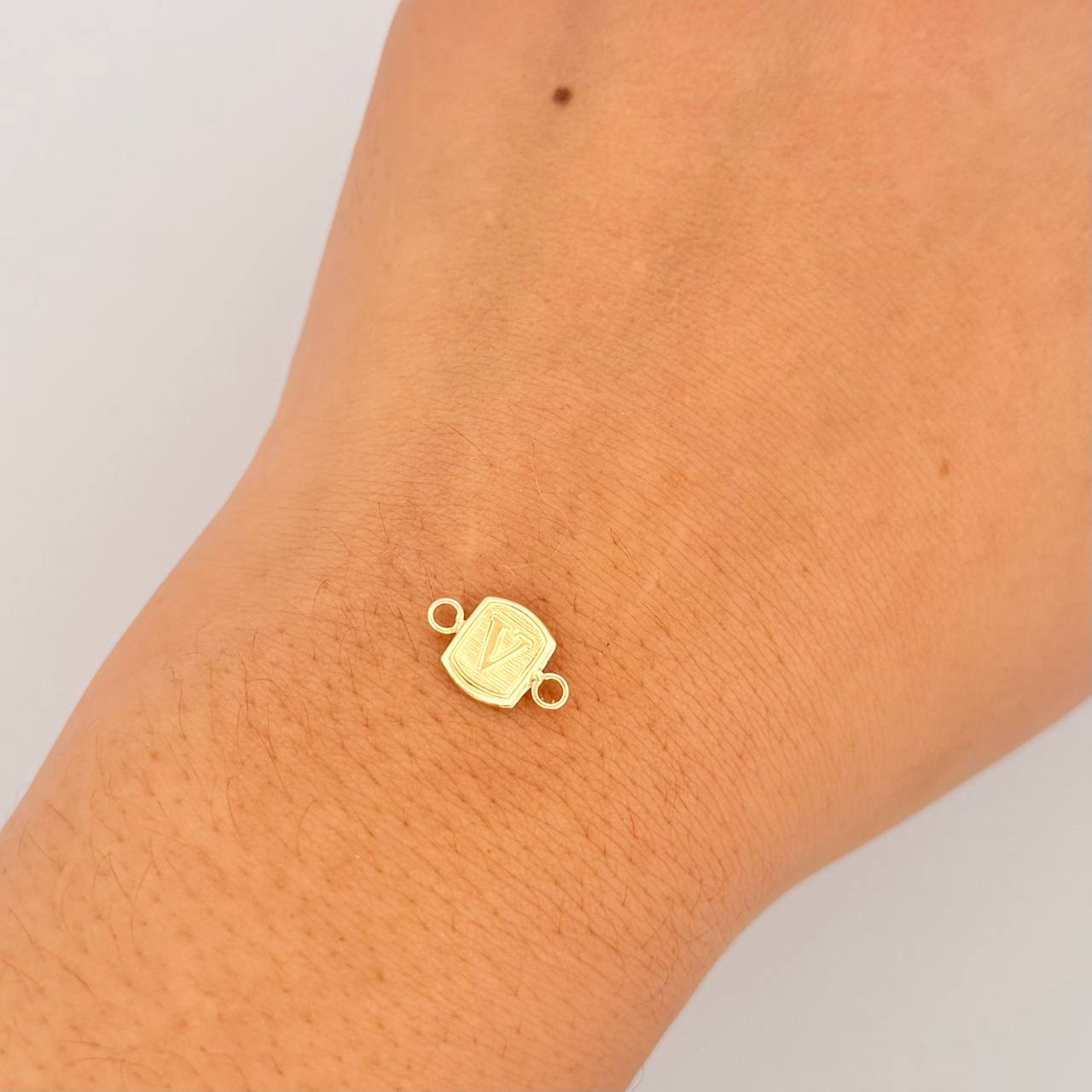 Herraje Letra V 0.3gr / 1/2 in / Oro Amarillo 18K